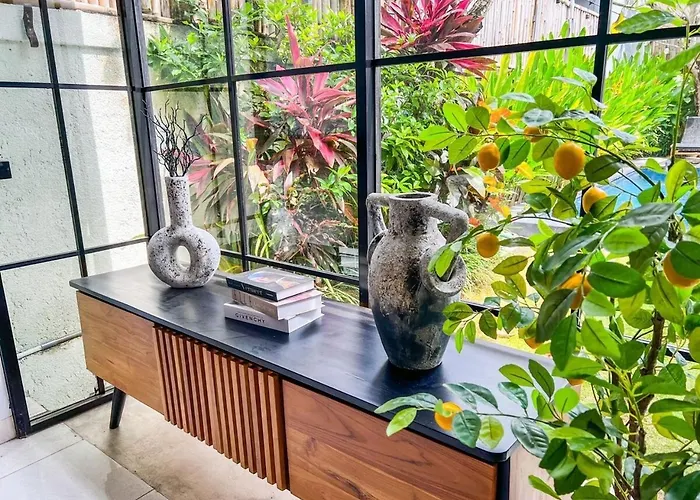 Island Boy N Prime Location In Guest house *